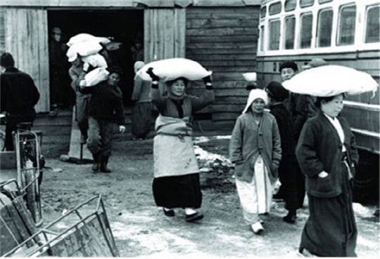 미국이 원조한 밀가루를 배급받은 시민들. 사진=농림축산식품부