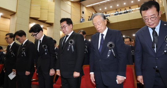 18일 오전 국립서울현충원에서 열린 김대중 전 대통령 서거 15주기 추모식에서 참석자들이 묵념하고 있다. 앞줄 왼쪽부터 김홍업 김대중평화센터 이사장, 우원식 국회의장, 한동훈 국민의힘 대표, 박찬대 더불어민주당 대표 직무대행 겸 원내대표, 권노갑 김대중 재단 이사장, 홍철호 대통령실 정무수석.<연합뉴스>