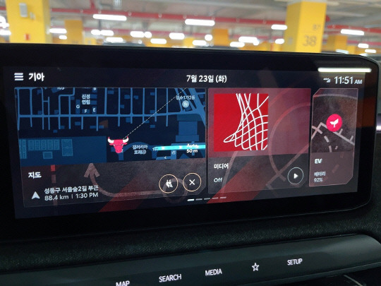 기아 EV3 내비게이션에 미국프로농구(NBA) 시카고불스 팀의 로고와 이미지가 적용된 모습. 장우진 기자