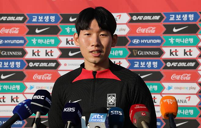 홍현석이 지난해 11월14일 서울 목동운동장에서 2026 북중미월드컵 아시아 지역 2차 예선 싱가포르와 1차전을 앞두고 열린 훈련 전 취재진과 인터뷰를 하고 있다. 연합뉴스