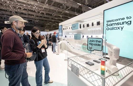 지난해 9월 IFA 2023이 열린 독일 메세 베를린 IFA 2023 삼성전자 전시관에서 관람객들이 '갤럭시' 휴대전화 제품들을 촬영하고 있다. 사진 삼성전자