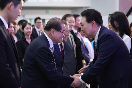 윤석열 대통령이 2023년 8월 15일 이화여대 대강당에서 열린 제78주년 광복절 경축식이 끝난 뒤 이종찬 광복회장과 악수하고 있다. 이 회장은 올해 경축식엔 참석하지 않았다. 사진 대통령실