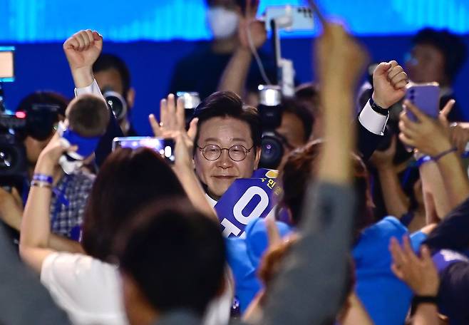 더불어민주당 당대표 연임에 성공한 이재명 신임 당대표가 18일 오후 서울 송파구 올림픽공원 KSPO돔에서 열린 전국당원대회에서 당선 결과 발표에 기뻐하고 있다. 연합뉴스