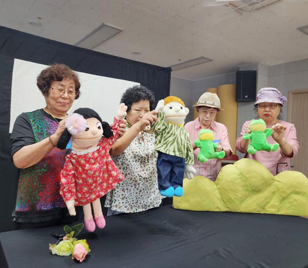 실버인형극단 ‘아이키퍼’ 소속 노인들이 인형극 연습을 하고 있다.  박호걸 기자