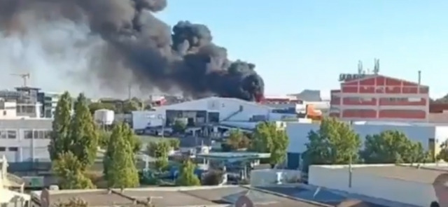 지난 16일(현지시간) 포르투갈 리스본 움베르토 델가도 국제공항 인근 렌터카 업체 주차장에서 발생한 화재로 검은 연기가 피어오르고 있다. X 캡처