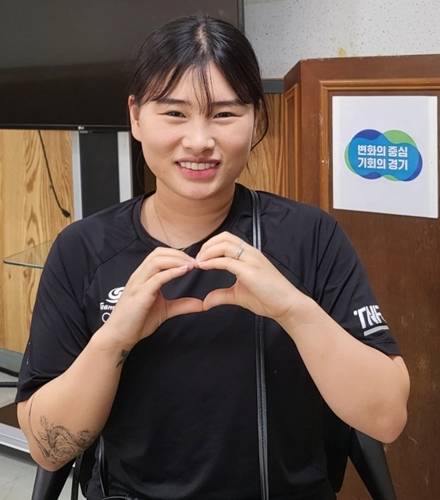 2024 파리 올림픽 대한민국 선수단 1호 메달 주인공인 사격 10m 공기소총 혼성전 은메달리스트 금지현(경기도청)이 경기일보와 인터뷰 후 딸 서아를 향해 하트를 그려보이고 있다. 황선학기자