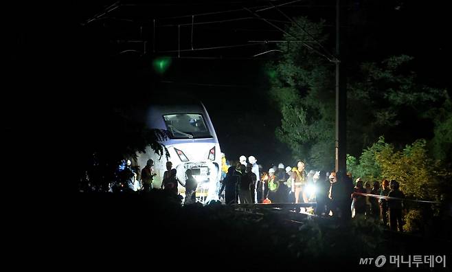 [경산=뉴시스] 이무열 기자 = 18일 오후 경북 경산시 진량읍 일대 경부고속선에서 한국철도공사(코레일) 관계자들이 긴급복구 작업을 하고 있다.   이날 오후 동대구역에서 신경주역을 향하던 경부고속선 서울발 부산행 KTX 열차의 바퀴 1개가 경산시 진량읍 일대에서 궤도를 이탈했다. 2024.08.18. lmy@newsis.com /사진=이무열