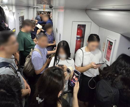 KTX 열차 궤도 이탈 여파로 열차가 줄줄이 지연된 18일 오후 서울행 KTX 열차 내부가 승객들로 붐비고 있다. 연합뉴스