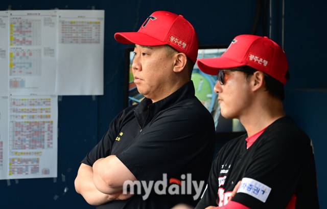 2024년 8월 17일 서울 잠실구장에서 '2024 신한 SOL Bank KBO리그, KIA 타이거즈와 LG 트윈스의 경기가 열렸다. KIA 이범호 감독이 선발투수 라우어의 투구를 보고 있다./마이데일리