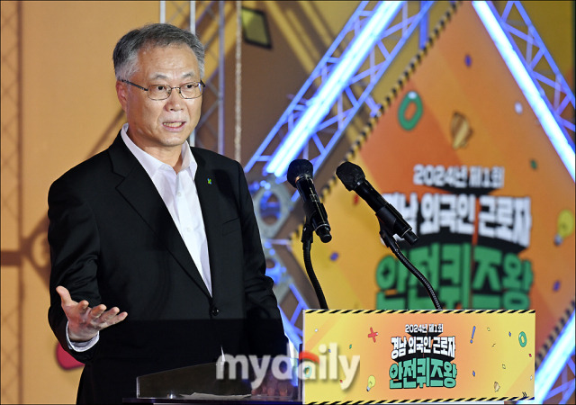 18일 안종주 안전보건공단 이사장이 경남 창원 마산실내체육관에서 열린 제1회 ‘외국인 근로자 안전퀴즈왕’에서 발언하고 있다./창원=송일섭 기자