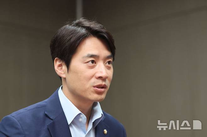 [서울=뉴시스] 권창회 기자 = 한준호 더불어민주당 최고위원 후보가 지난 6일 오후 서울 여의도 국회 의원회관에서 뉴시스와 인터뷰 하고 있다. 2024.08.07. kch0523@newsis.com