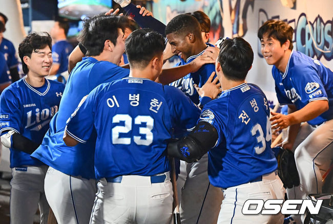 [OSEN=창원, 이석우 기자] 17일 창원NC파크에서 2024 신한 SOL 뱅크 KBO 리그 NC 다이노스와 삼성 라이온즈의 경기가 열렸다. 홈팀 NC는 신민혁이 선발 출전하고 방문팀 삼성 라이온즈는 이호성이 선발 출전했다. 삼성 라이온즈 디아즈가 6회초 무사 우월 백투백 홈런을 치고 축하를 받고 있다. 2024.08.17 / foto0307@osen.co.kr