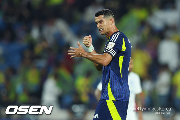 ABHA, SAUDI ARABIA - AUGUST 17: Cristiano Ronaldo of Al Nassr celebrates after scoring the 1st goal during the Saudi Super Cup Final match between  Al Nassr and Al Hilal at Prince Sultan bin Abdul Aziz Stadium on August 17, 2024 in Abha, Saudi Arabia.  (Photo by Yasser Bakhsh/Getty Images)