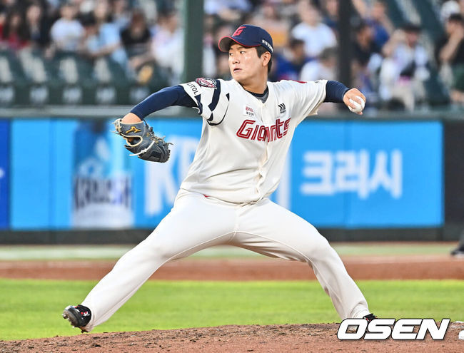 [OSEN=부산, 이석우 기자] 18일 부산 사직야구장에서 2024 신한 SOL 뱅크 KBO 리그 롯데 자이언츠와 키움 히어로즈의 경기가 열렸다. 홈팀 롯데는 이민석이 선발 출전하고 키움은 김윤하가 선발 출전했다.롯데 자이언츠 정현수가 역투하고 있다. 2024.08.18 / foto0307@osen.co.kr