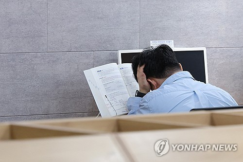 서울 시내 한 취업 준비 학원에서 취업 준비생이 자율 학습하는 모습. 연합뉴스