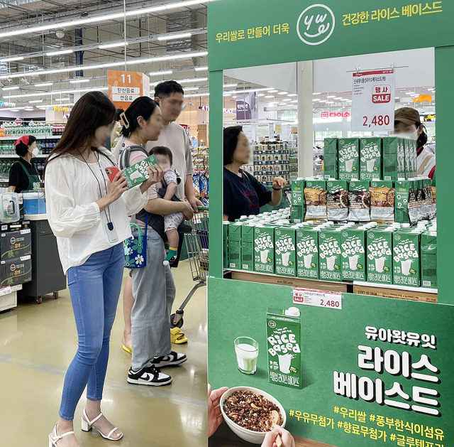 지난 16일 서울 서초구 하나로마트 양재점 내 팝업 매대에서 신세계푸드가 국산 가루쌀로 만든 식물성 음료 ‘유아왓유잇 라이스 베이스드’를 소비자가 시음하고 있다. 신세계푸드는 쌀의 날을 맞아 ‘라이스 베이스드’를 활용한 건강한 한 끼를 제안하는 ‘베러 밀’ 캠페인을 시작했다.사진제공=신세계푸드