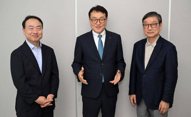 전력망 창간기획 좌담회가 열린 18일 서울경제신문 본사에서 조홍종(왼쪽부터) 단국대 경제학과 교수, 서철수 한국전력 전력계통부사장, 박종배 건국대 전기전자공학부 교수가 이야기를 나누고 있다. 이호재 기자