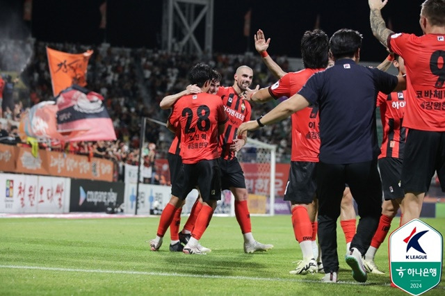 기뻐하는 강원FC 선수들. /사진=한국프로축구연맹 제공