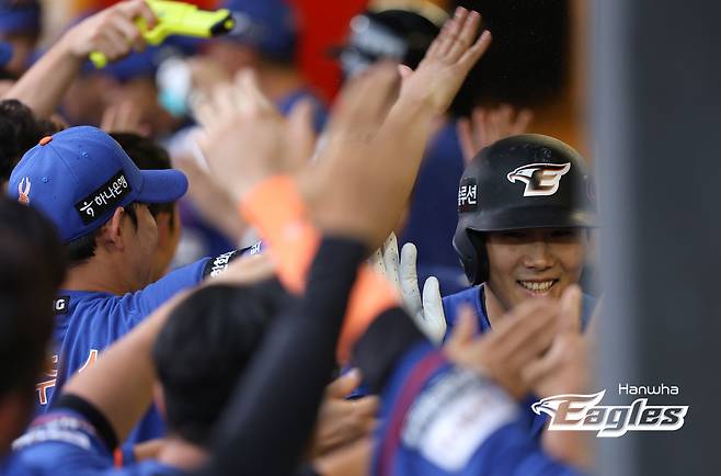 18일 오후 인천SSG랜더스필드에서 열린 '2024 신한 SOL Bank KBO리그' 한화 이글스와 SSG 랜더스의 경기, 한화 장진혁이 4회초 3점포에 이어 9회초 솔로포를 쏘아 올리면서 프로 데뷔 이후 처음으로 멀티홈런을 달성했다. 한화 이글스 제공