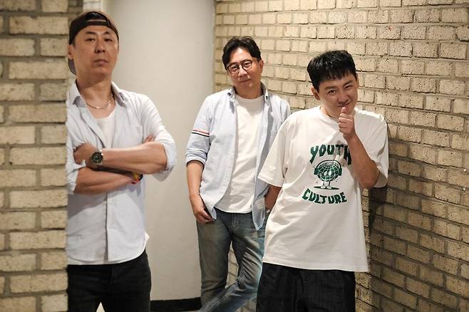 '어떤가요 #10 - 추억의 댄스가수 특집' 오르는 현진영과 노이즈 (서울=연합뉴스) 류효림 기자 = 가수 현진영과 그룹 노이즈가 연합뉴스와 인터뷰하면서 포즈를 취하고 있다 가운데는 현진영. 좌는 노이즈 한상일 우는 홍종구. ryousanta@yna.co.kr 2024.8.18