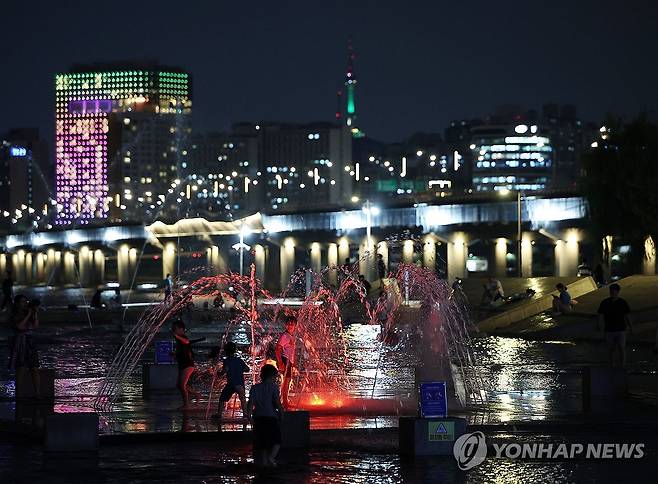 밤에도 식을 줄 모르는 무더위 (서울=연합뉴스) 이지은 기자 = 서울에 최장 열대야를 기록한 가운데 16일 서울 영등포구 여의도한강공원 물빛광장에서 시민들이 더위를 식히고 있다. 2024.8.16 jieunlee@yna.co.kr