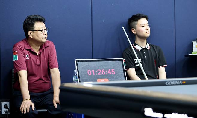 프로당구 PBA 2차 대회 당시 ‘16살 최연소 선수’ 김영원과 대결을 펼쳤던 김무순(왼쪽). 사진=PBA 사무국