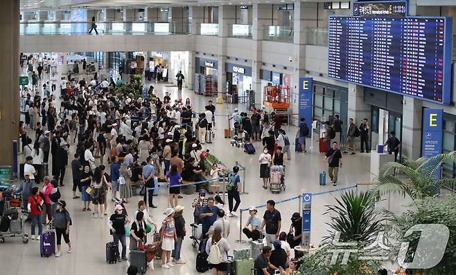 광복절 징검다리 연휴 마지막 날인 18일 인천국제공항 입국장이 여행객으로 붐비고 있다. 2024.8.18/뉴스1 ⓒ News1 박세연 기자