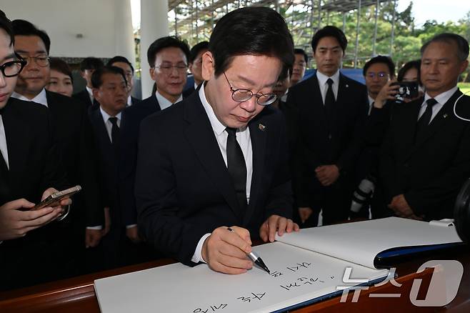 이재명 더불어민주당 대표가 19일 오전 민주당 새 지도부와 함께 서울 동작구 국립서울현충원을 찾아 참배한 뒤 방명록을 작성하고 있다.(공동취재) 2024.8.19/뉴스1 ⓒ News1 구윤성 기자