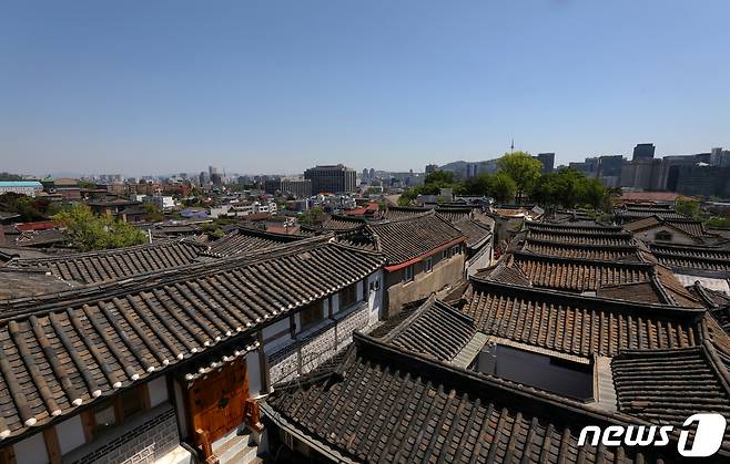 24절기중 7번째 절기로 여름이 시작되었음을 알리는 '입하(立夏)'인 6일 서울 종로구 북촌전망대에서 바라본 하늘이 미세먼지 없이 맑고 청명한 모습을 보이고 있다. 2019.5.6/뉴스1 ⓒ News1 박세연 기자