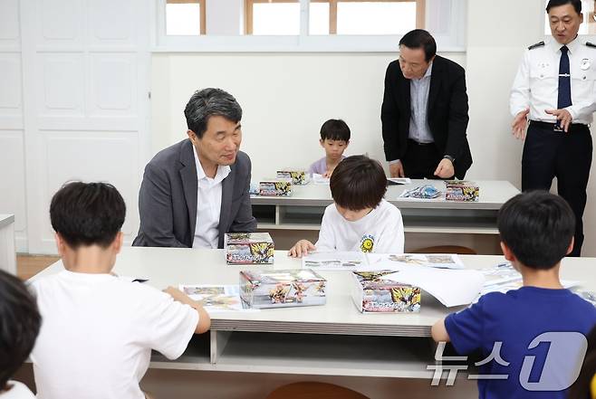 이주호 사회부총리 겸 교육부 장관이 15일 경기도 성남시 오리초등학교에서 늘봄학교 프로그램을 참관하고 있다. (교육부 제공) 2024.7.15/뉴스1