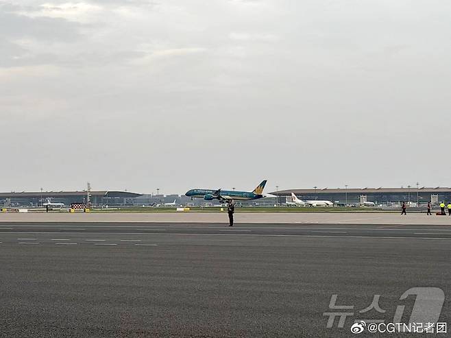 또 럼 베트남 서기장 전용기가 18일 저녁 베이징 공항에 도착했다. (사진출처= 중국 CGTN)