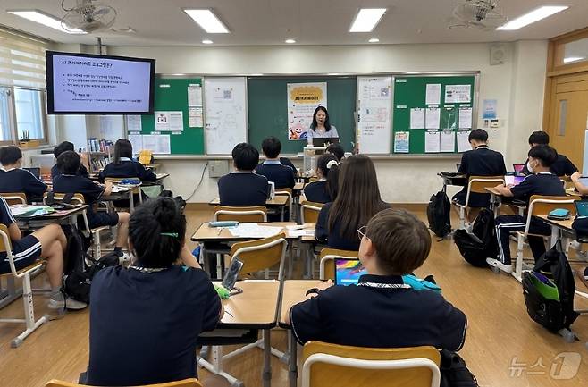 경기 성남시청소년재단(대표이사 최원기)이 중학생을 대상으로 생성형 AI(인공지능)를 결합한 진로교육 ‘성남 AI 크리에이터즈’를 운영한다.(성남시청소년재단 제공)/