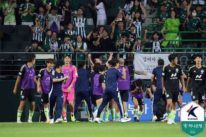 극적인 승리 후 기뻐하는 전북 현대 선수들. 제공 | 한국프로축구연맹