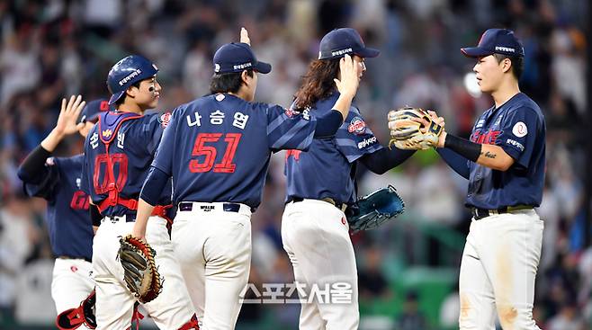 롯데 선수들이 인천SSG랜더스필드 열린 2024 KBO리그 SSG전 승리 후 자축하고 있다. 사진 | 스포츠서울DB