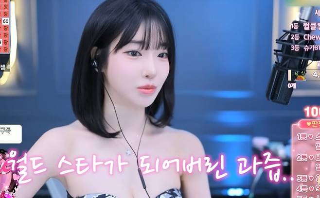 AfreecaTV streamer Seyeon, who walked alongside Chairman Bang Si-hyuk, earned over 16 million won in donations during a live broadcast right after her trip to the U.S. She remarked, “I’ve become a world star, a celebrity, even in America.” Last year, she reportedly earned over 3 billion won through AfreecaTV. /AfreecaTV