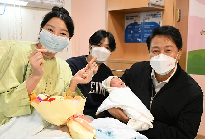 오세훈 서울시장이 지난 1월 2일 오후 강북삼성병원 산부인과 병실을 찾아 올해 태어난 첫둥이를 안은 산모, 배우자와 함께 기념촬영을 하고 있다. /서울시