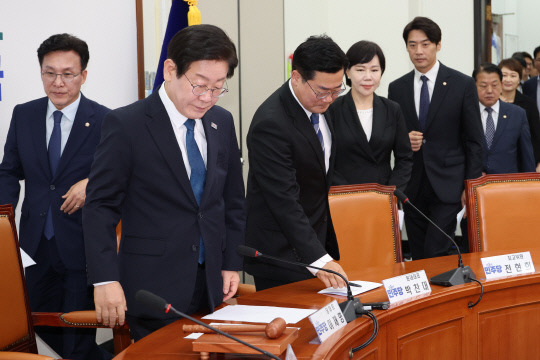 더불어민주당 이재명 대표와 박찬대 원내대표, 신임 최고위원들이 19일 오전 국회에서 열린 최고위원회에 참석하고 있다. 연합뉴스