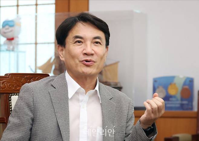 김진태 강원특별자치도지사가 지난 14일 춘천 강원도청에서 데일리안과 인터뷰를 갖고 있다. ⓒ데일리안 홍금표 기자