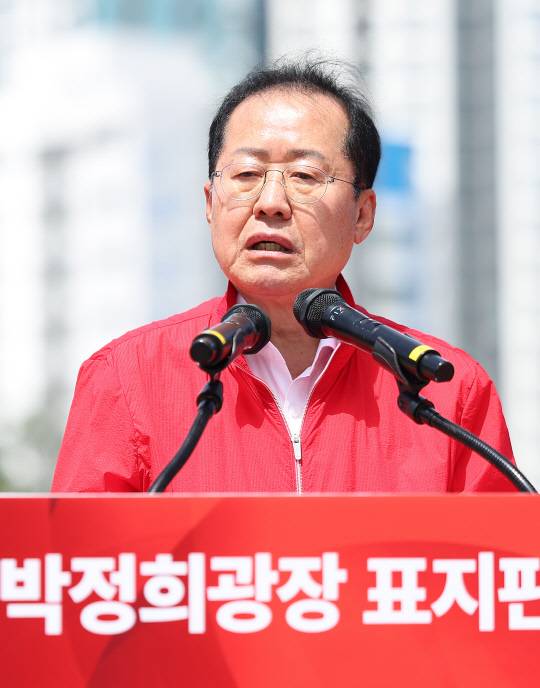 국민의힘 소속 홍준표 대구광역시장이 지난 8월14일 오전 동대구역 앞에서 열린 '박정희 광장 표지판 제막식'에서 인사말하고 있다.<연합뉴스 사진>