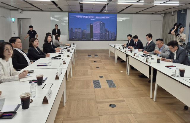 국민의힘 '포털 불공정 개혁 태스크포스'(오른쪽)가 19일 경기 성남시 네이버 사옥을 방문해 최수연 네이버 대표 등 임원진과 면담하고 있다. 연합뉴스