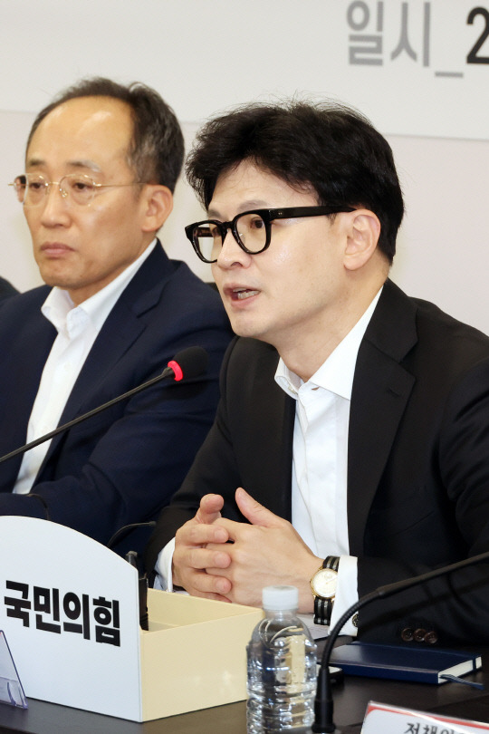 <YONHAP PHOTO-3298> 발언하는 한동훈 대표



    (서울=연합뉴스) 김주성 기자 = 국민의힘 한동훈 대표가 19일 오후 서울 여의도 중앙당사에서 열린 전국 시·도당위원장 회의에서 발언하고 있다. 2024.8.19



    utzza@yna.co.kr/2024-08-19 16:51:19/<저작권자 ⓒ 1980-2024 ㈜연합뉴스. 무단 전재 재배포 금지, AI 학습 및 활용 금지>