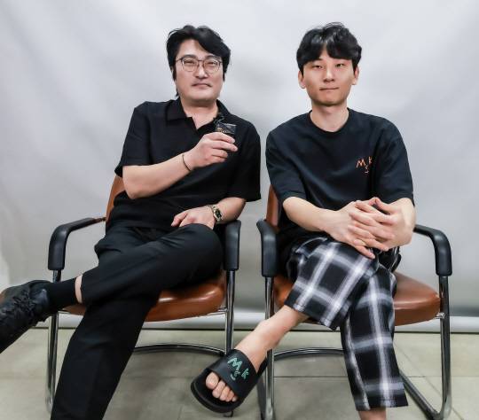 디지털타임스 편집국에 위치한 유튜브 스튜디오에 슬리퍼를 신고 나타난 인터뷰 이는 아마도 김민교 BJ가 처음이 아닐까 싶다. 주로 PC 웹캠 앞에서 편한 차림으로 경기를 진행하는 게임 스트리머들의 평소 모습 그대로를 보여줄 것을 미리 부탁한 때문이기도 하다. 김민교 BJ가 게임 스트리밍을 할 때 주로 신는 이 슬리퍼는 실제 팬들의 인기를 얻어 '교리퍼'라는 애칭을 얻었고 굿즈로도 선보인 바 있다.       박동욱 기자