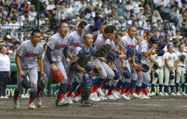 재일 한국계 민족학교인 교토국제고 야구 선수들이 17일 일본 효고현 니시노미야시 한신고시엔구장에서 열린 전국고교야구선수권대회(여름 고시엔) 3차전 승리(4-0)로 8강 진출을 확정하자 환호하고 있다. 니시노미야=교도 연합뉴스