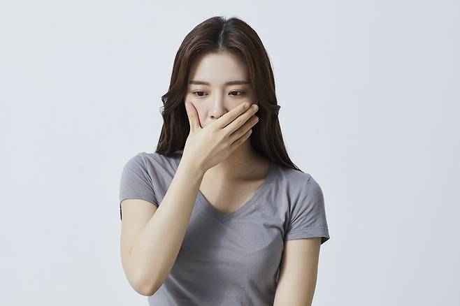 차가운 물을 빨리 마시면 미주신경이 담당하는 식도가 자극받아 딸꾹질이 멈춘다./사진=클립아트코리아