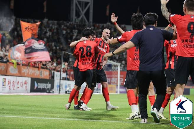 헨리의 골이 터진 뒤 기뻐하고 있는 강원FC 선수들. 사진=프로축구연맹