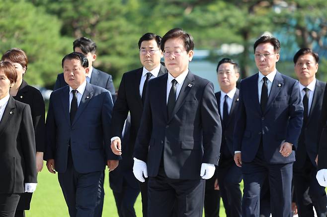 이재명 더불어민주당 신임 대표를 비롯한 지도부가 19일 오전 서울 동작구 국립서울현충원에서 참배를 위해 이동하고 있다. 연합뉴스
