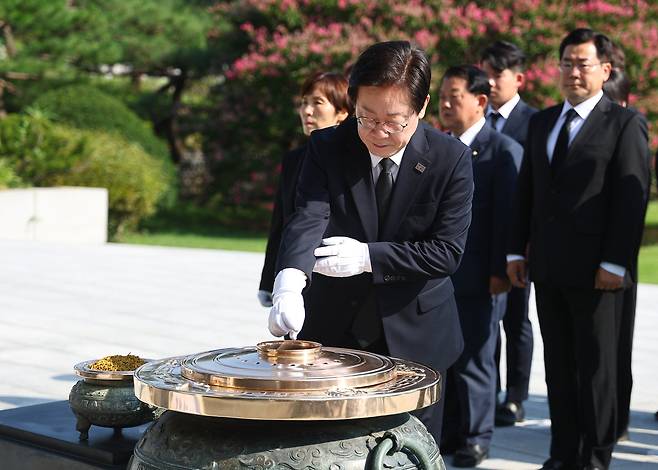 이재명 더불어민주당 신임 대표를 비롯한 지도부가 19일 오전 서울 동작구 국립서울현충원을 찾아 참배하고 있다. 연합뉴스