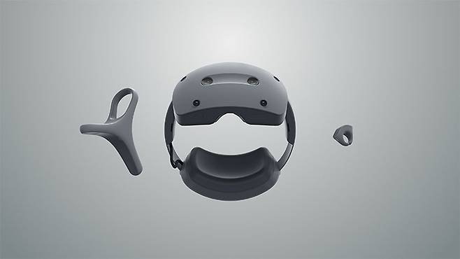 소니 XR 헤드마운트 디스플레이(XR HMD)와 컨트롤러. 소니 제공