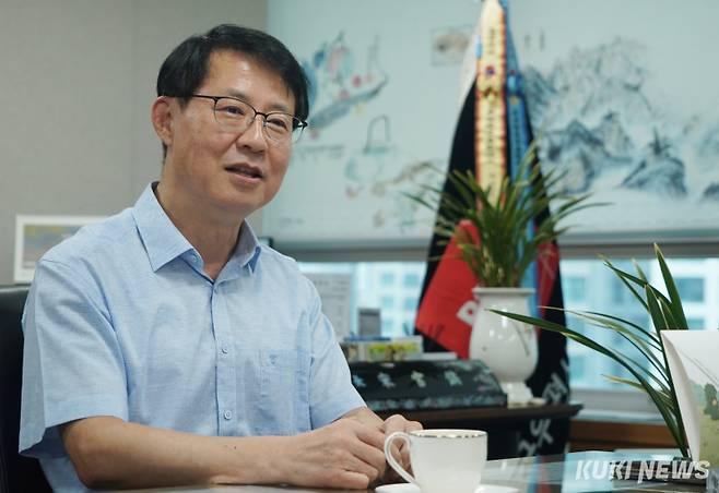 송관호 한국우편사업진흥원장이 지난 12일 서울 영등포구에 있는 우편사업진흥원 본사에서 인터뷰를 진행하고 있다. 사진=박효상 기자