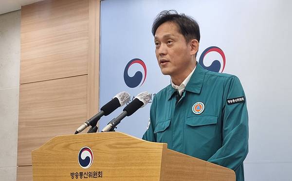 ▲ 김태규 방송통신위원장 직무대행이 19일 과천정부청사에서 입장문을 발표하고 있다. 사진=금준경 기자